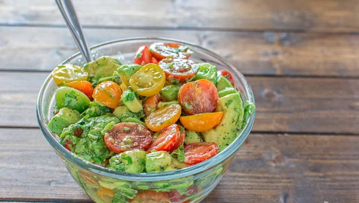 Avokadų ir pomidorų salotos