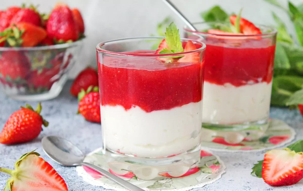 Dietinis desertas, pagamintas iš braškių