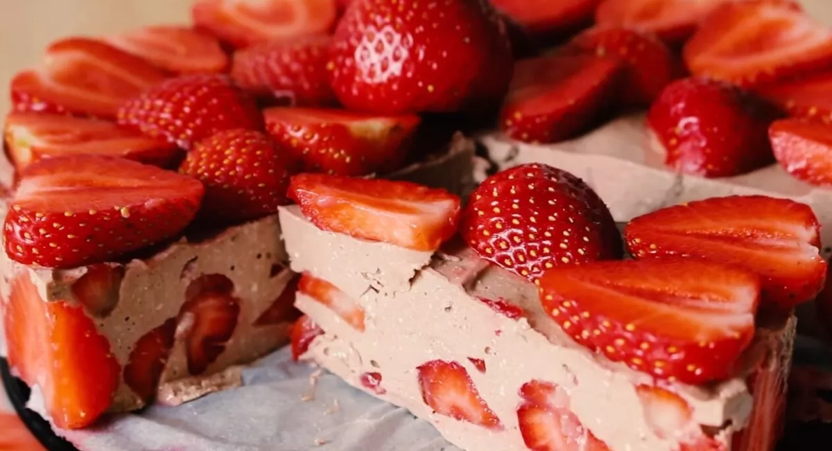 Dietinis varškės pyragas su braškėmis