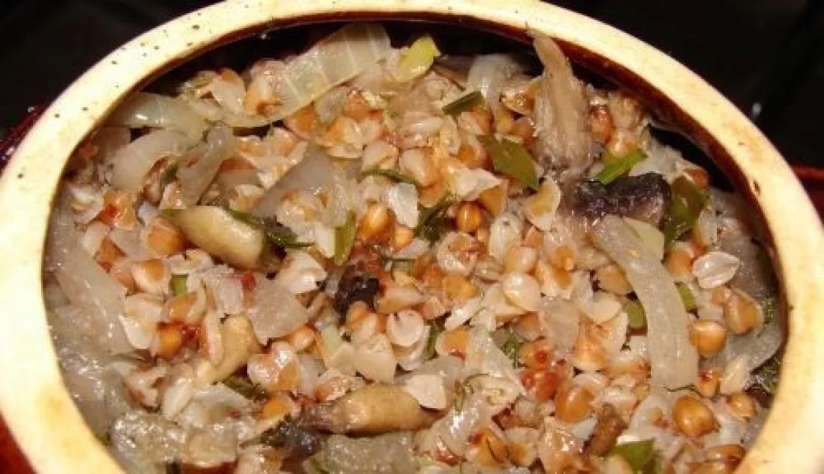 Grikiai su grybais moliniame puode