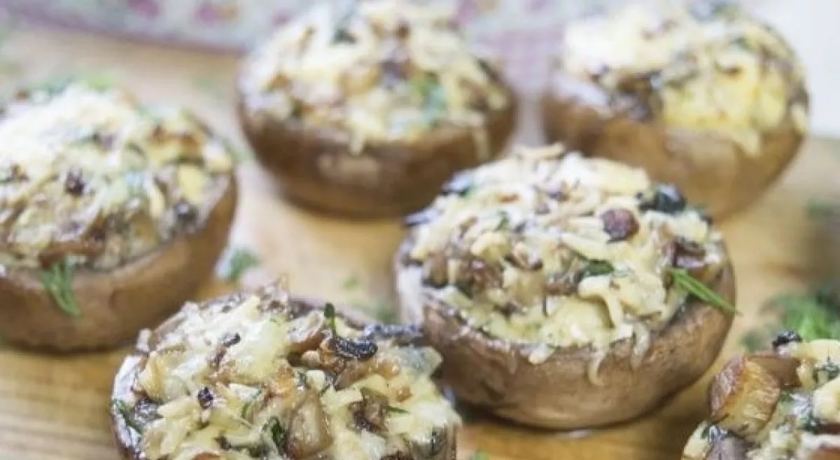 Įdaryti pievagrybiai su sūriu ir žolelėmis