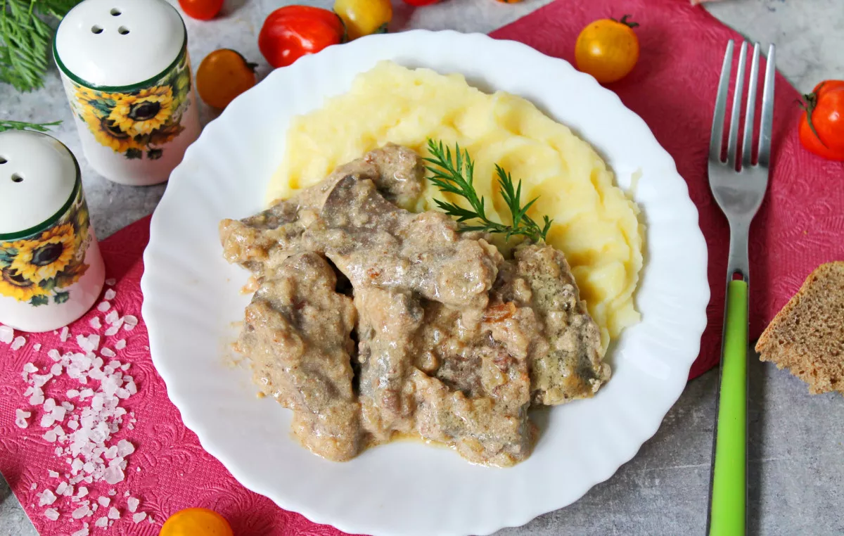 Jautienos kepenėlės, troškintos grietinėje