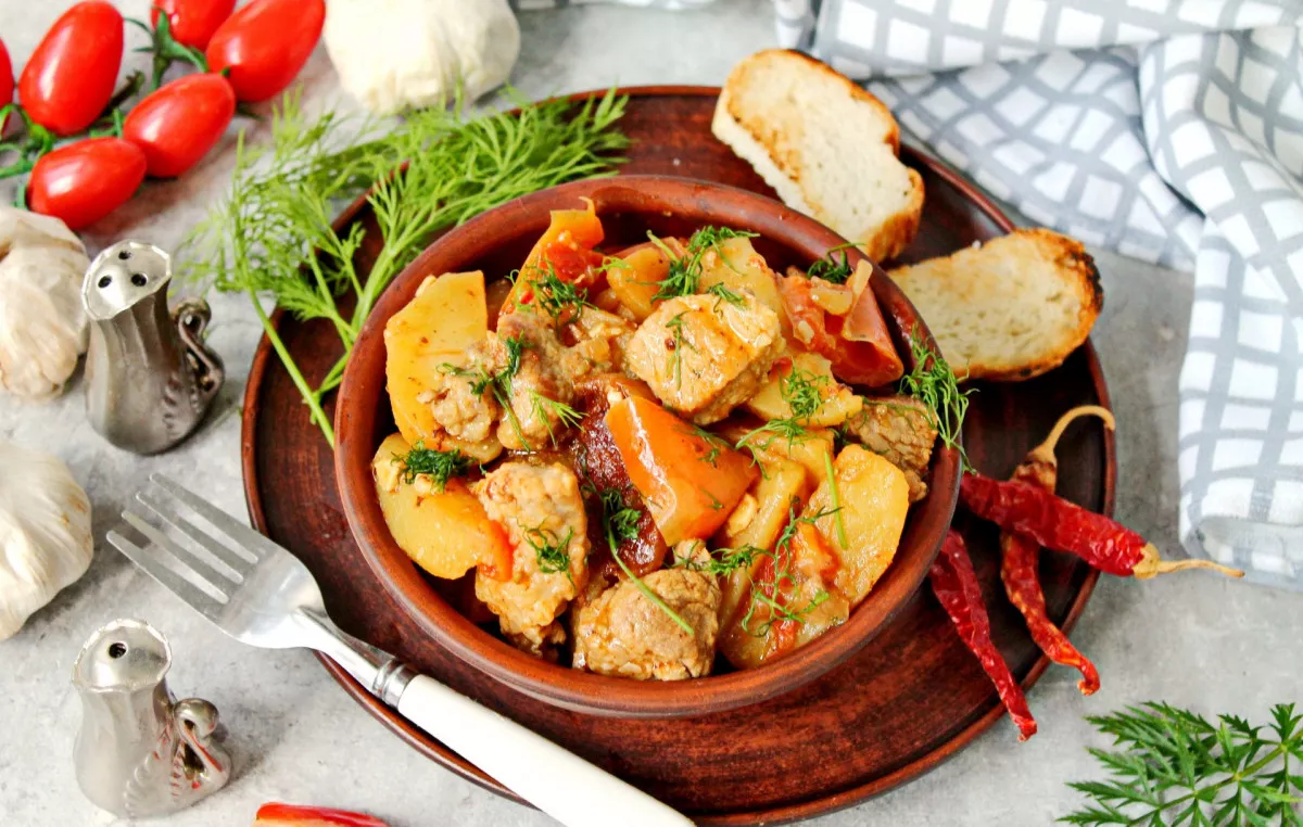 Kaimiško stiliaus mėsa su bulvėmis