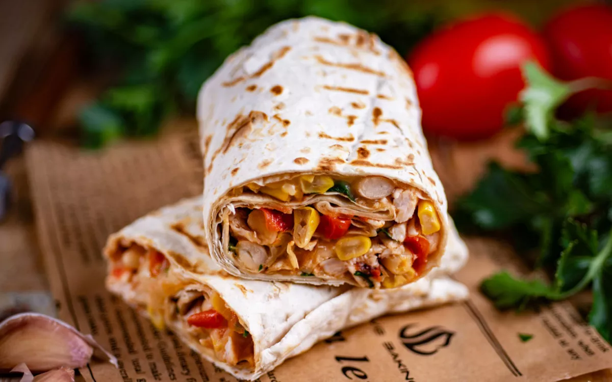 Keptas burrito keptuvėje su mėsa ir sūriu