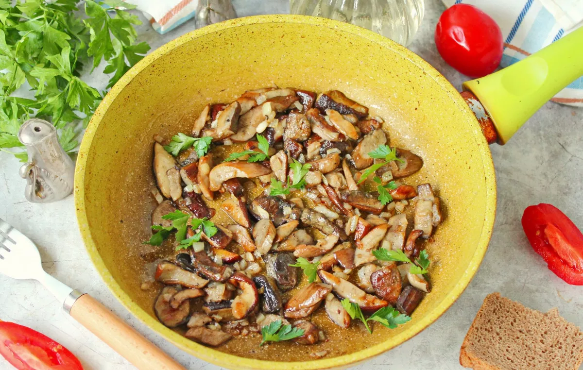 Kepti baravykai keptuvėje