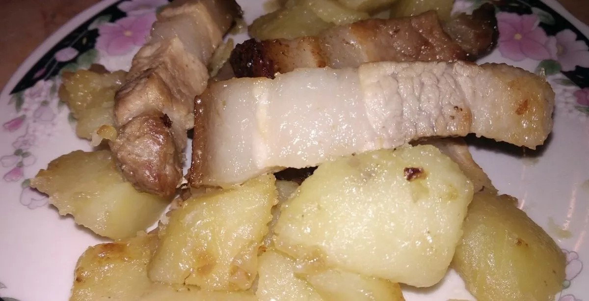 Keptos bulvės su lašinukais