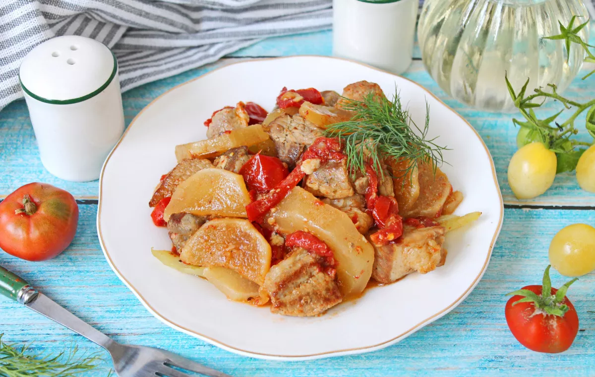 Kiauliena su cukinijomis ir pomidorais