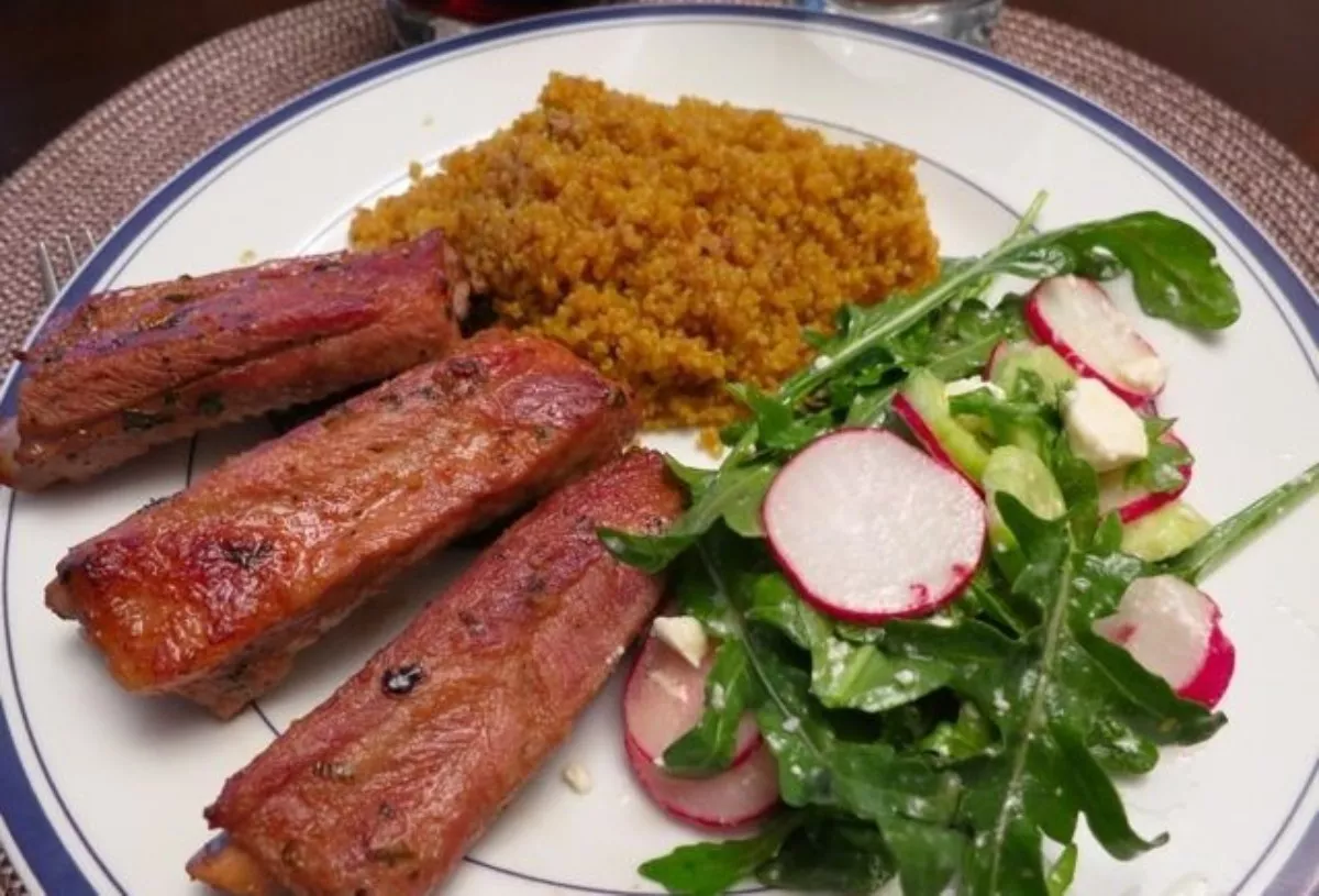 Kiaulienos šonkauliukai kefyro marinate