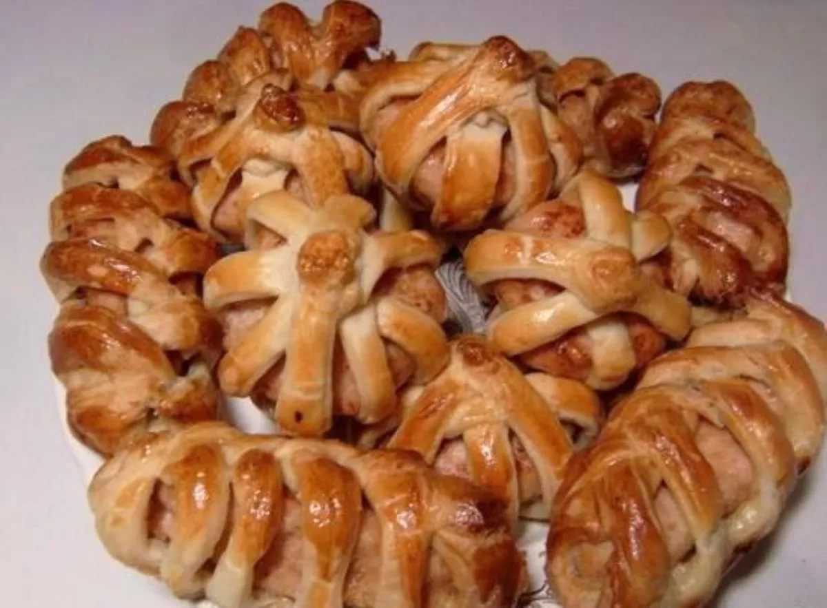 Kotletai sluoksniuotoje tešloje