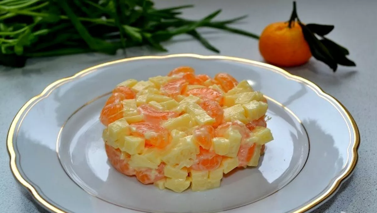 Mandarinų ir sūrio mišrainė