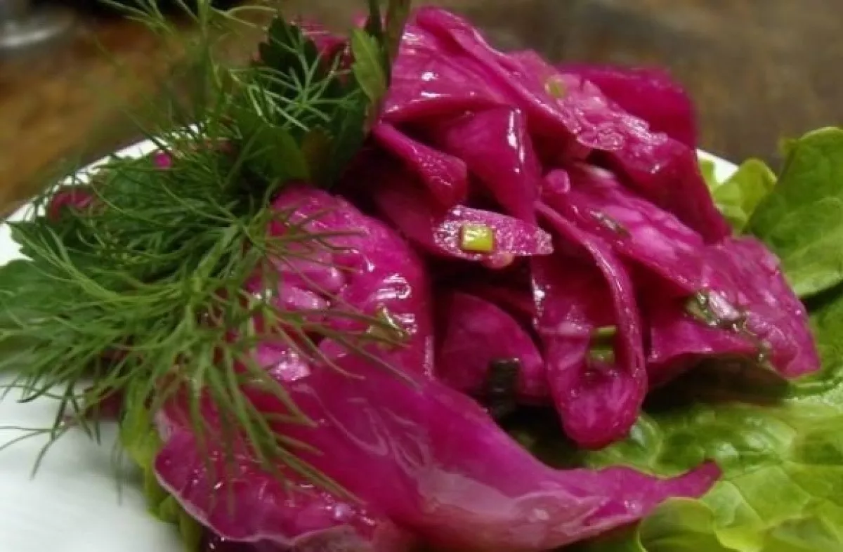 Marinuoti kopūstai su česnakais ir burokėliais