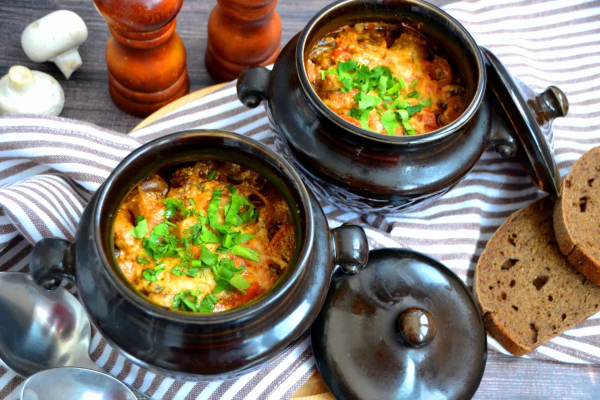 Mėsa su grybais moliniuose puodeliuose orkaitėje