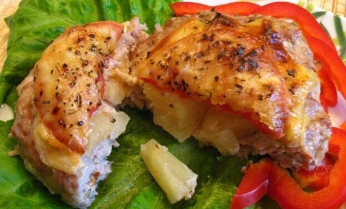 Куриная котлета с ананасом. Стожки из фарша в духовке. Запеканка с ананасами и курицей. Фарш с ананасом и сыром. Фарш с ананасом и сыром.