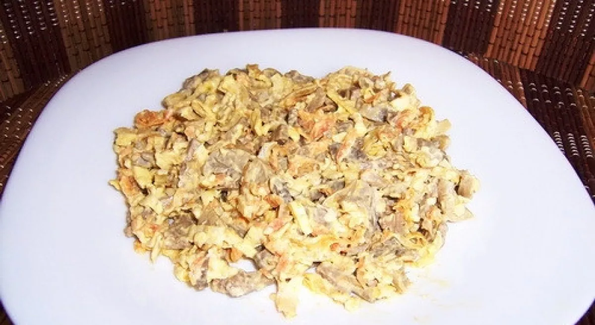 Mišrainė su kepenėlėmis ir pupelėmis