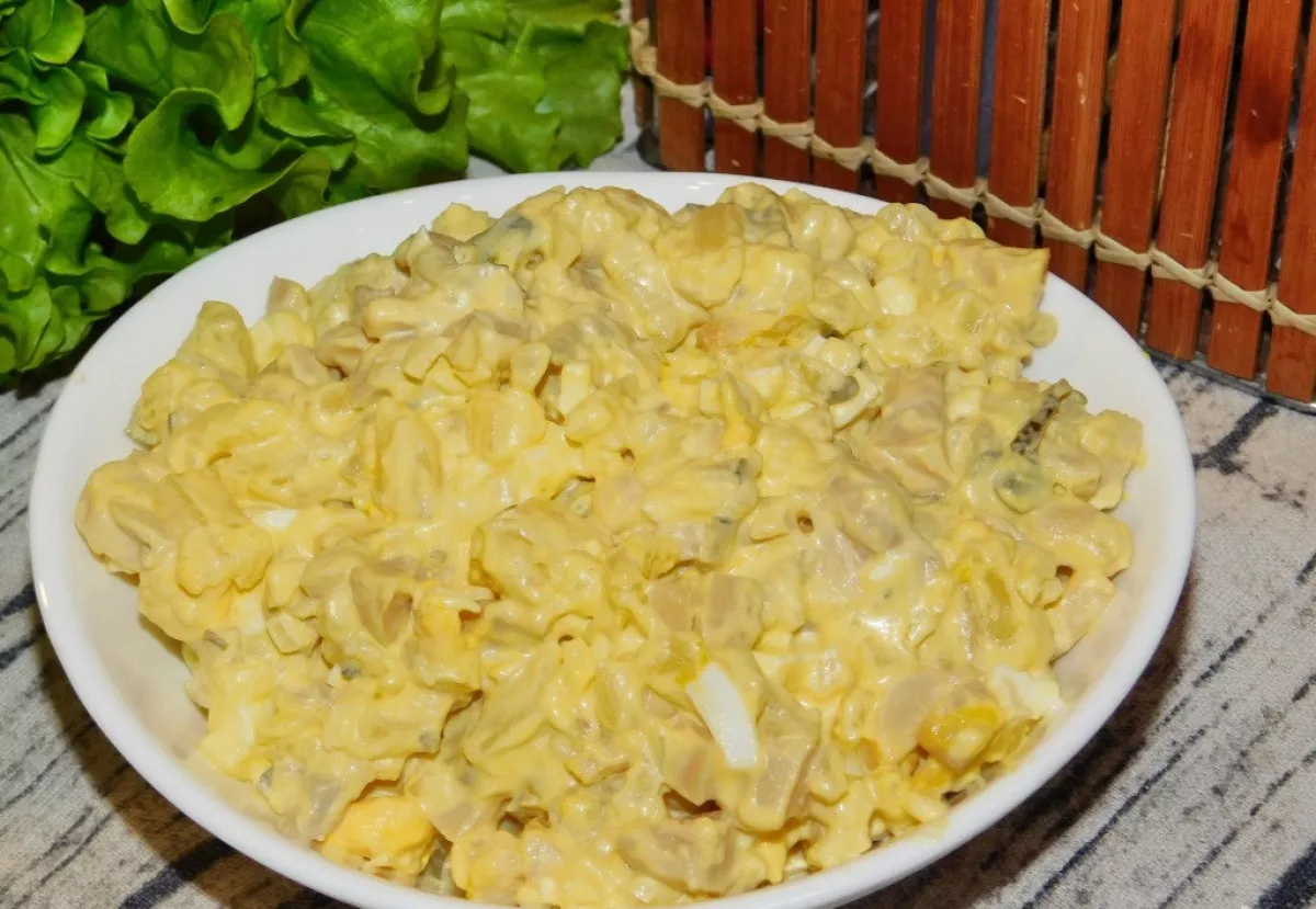 Mišrainė su pievagrybiais ir marinuotais agurkais