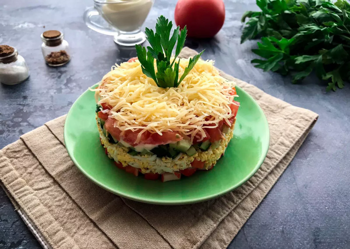 Pašėlusios salotos su krabų lazdelėmis