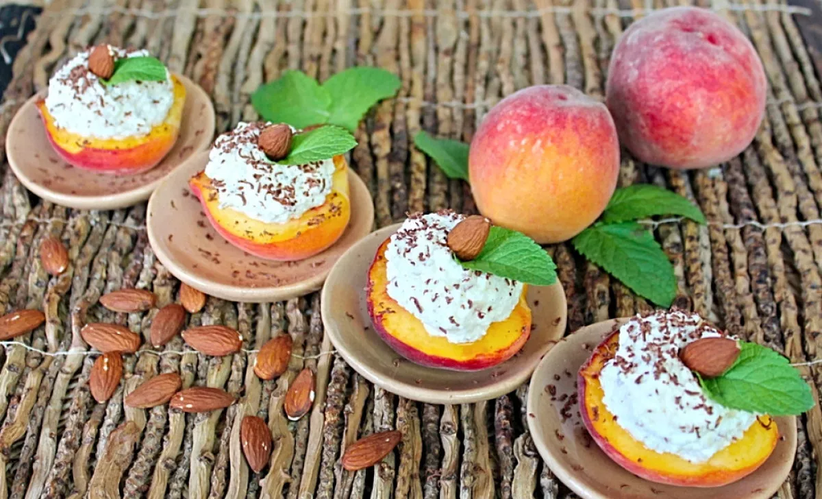 Persikai, įdaryti varške ir migdolais