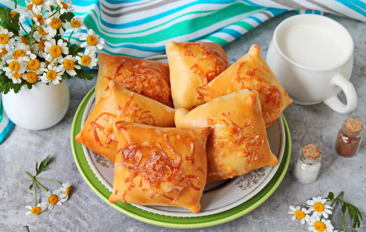 Pyragėliai su dešra ir sūriu