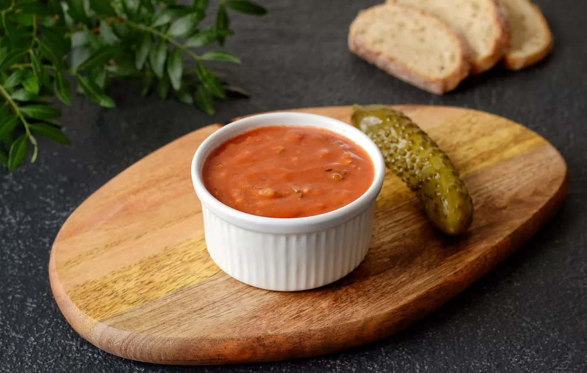 Raudonasis padažas su svogūnais ir agurkais