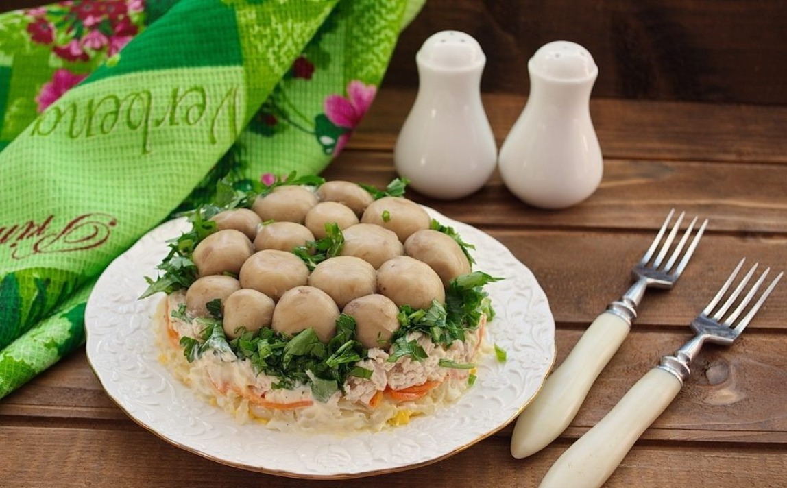 Salotos Grybų laukymė su vištiena Receptas su nuotraukomis