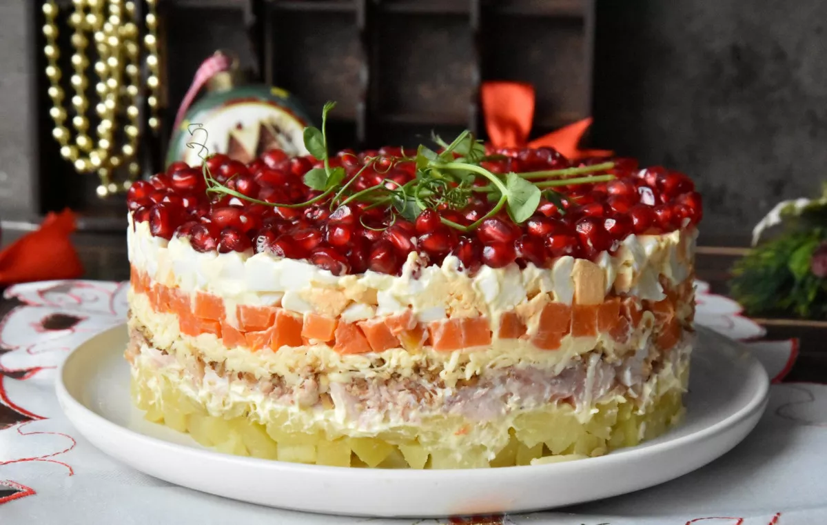 Salotos su granatais