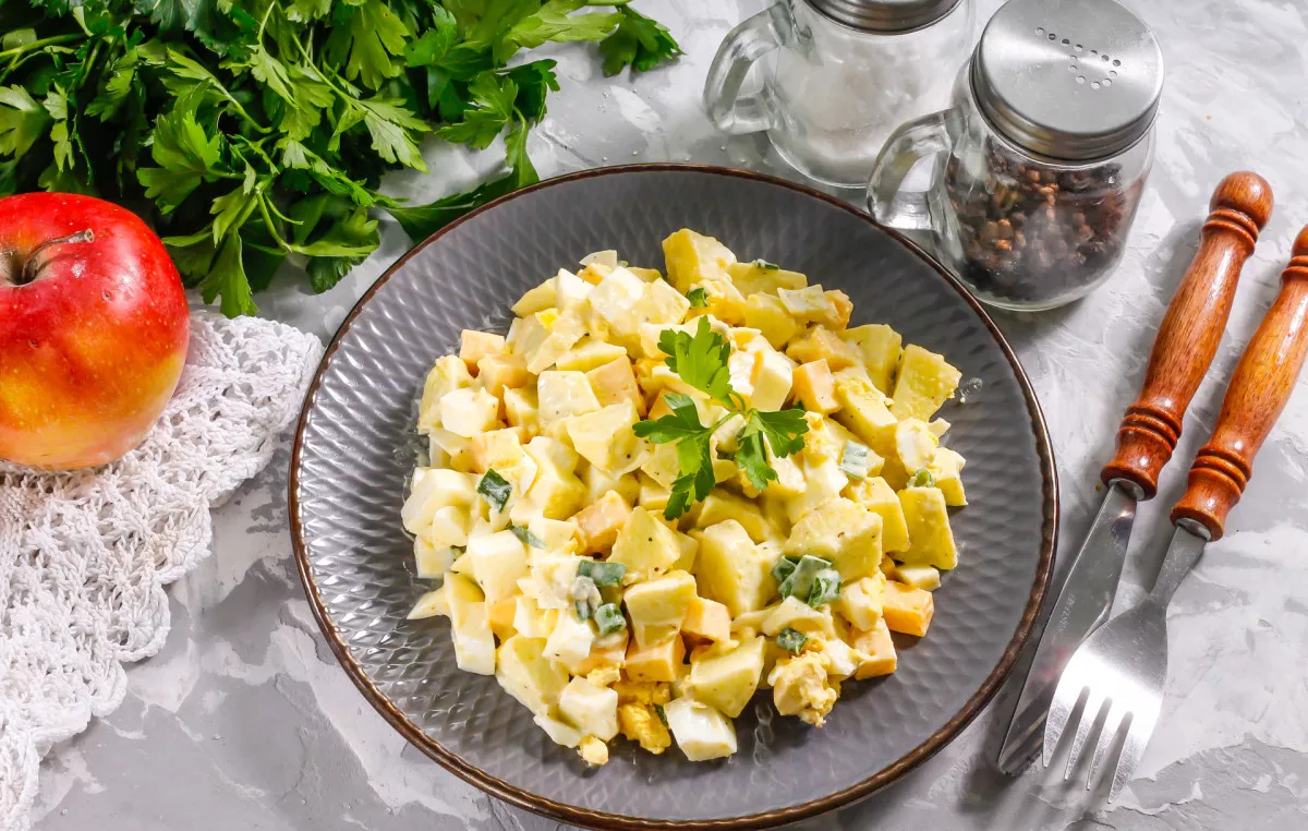 Salotos su obuoliais, sūriu ir kiaušiniais