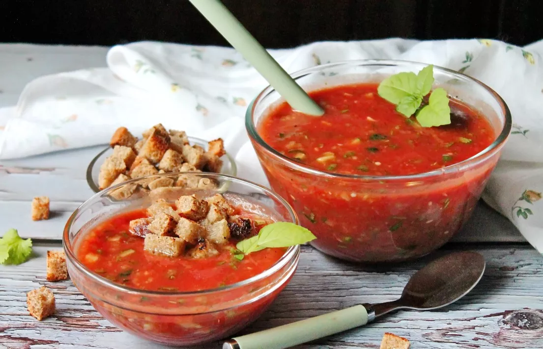 Šalta gazpacho sriuba su pomidorų sultimis