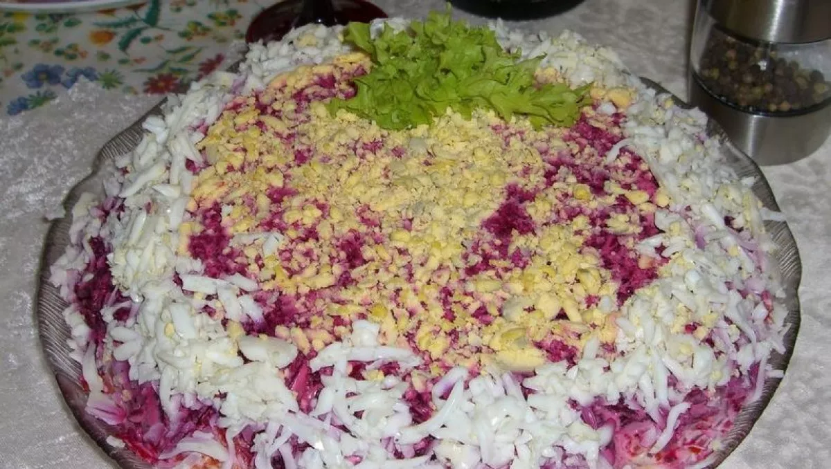 Silkė pataluose su keptais svogūnais