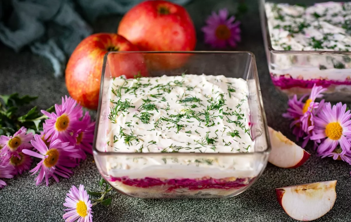 Silkė pataluose su obuoliais