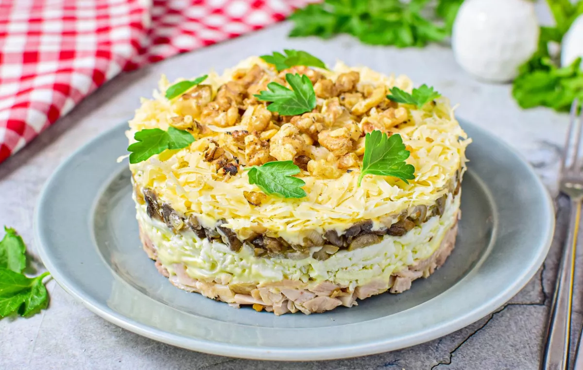 Sluoksniuotos salotos su rūkyta vištiena