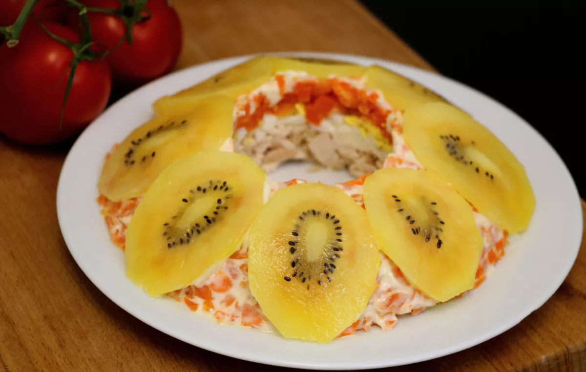 Sluoksniuotos salotos su vištiena ir kiviais