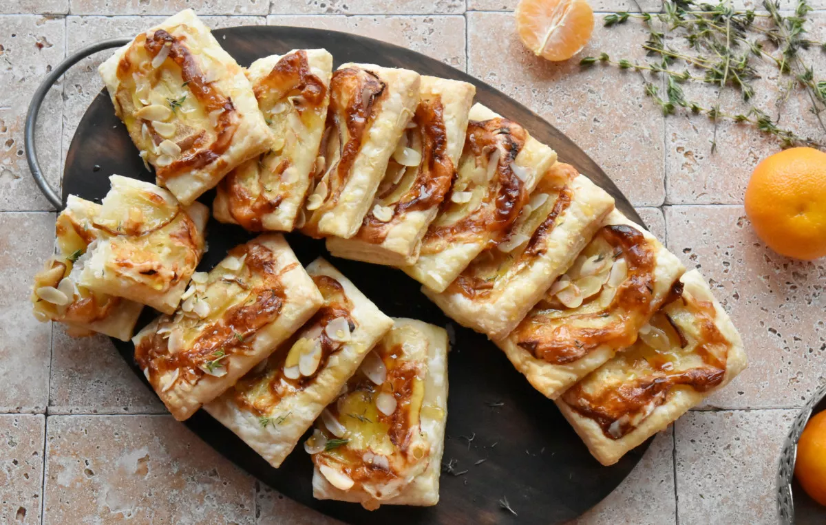 Sluoksniuotos tešlos pyragėliai su kamamberu ir kriauše