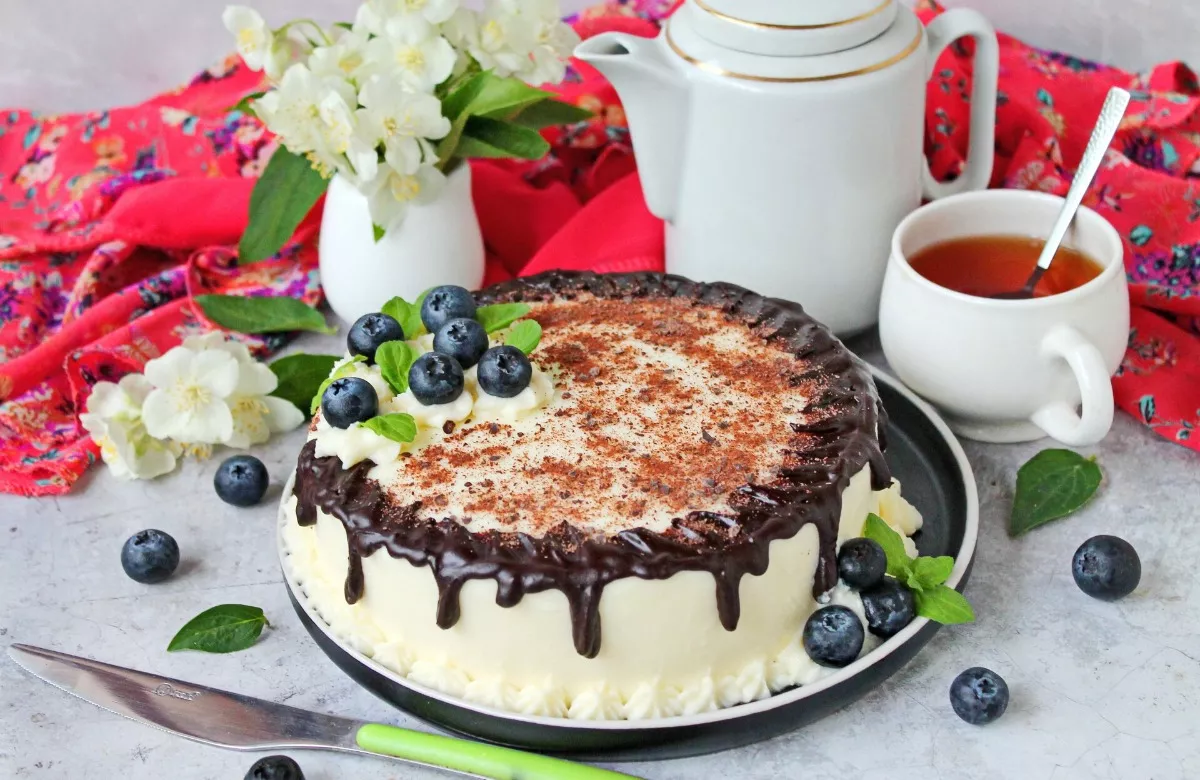 Šokoladinis tortas su avietėmis ir mėlynėmis