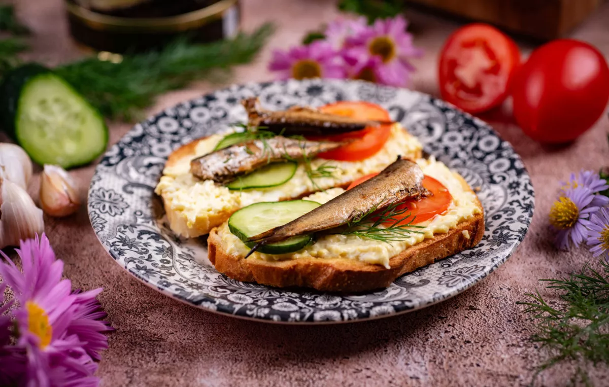 Sumuštiniai su šprotais ir česnaku