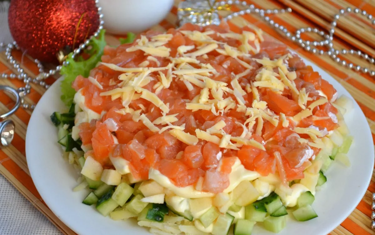 Šventinės lašišos salotos