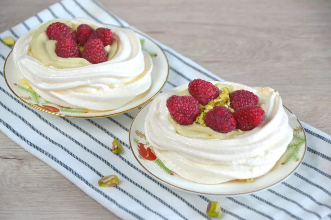 Tortas Pavlova su avietėmis ir pistacijomis