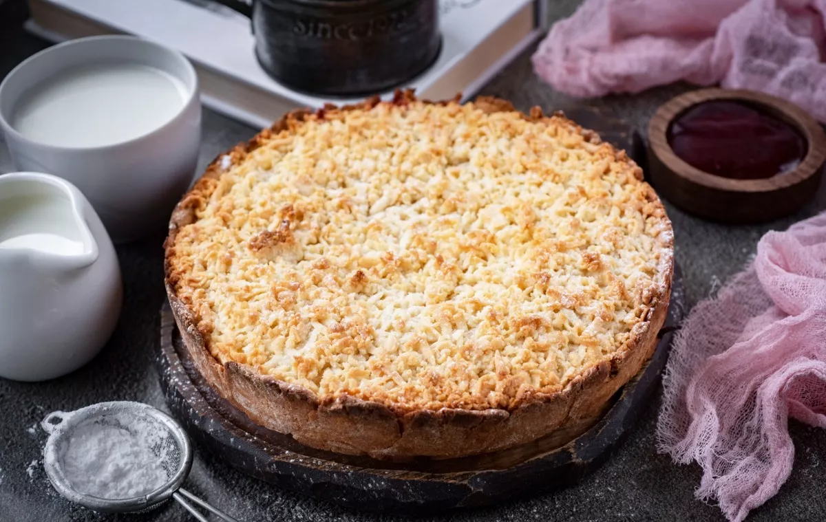 Trapus pyragas su varške ir braškių uogiene