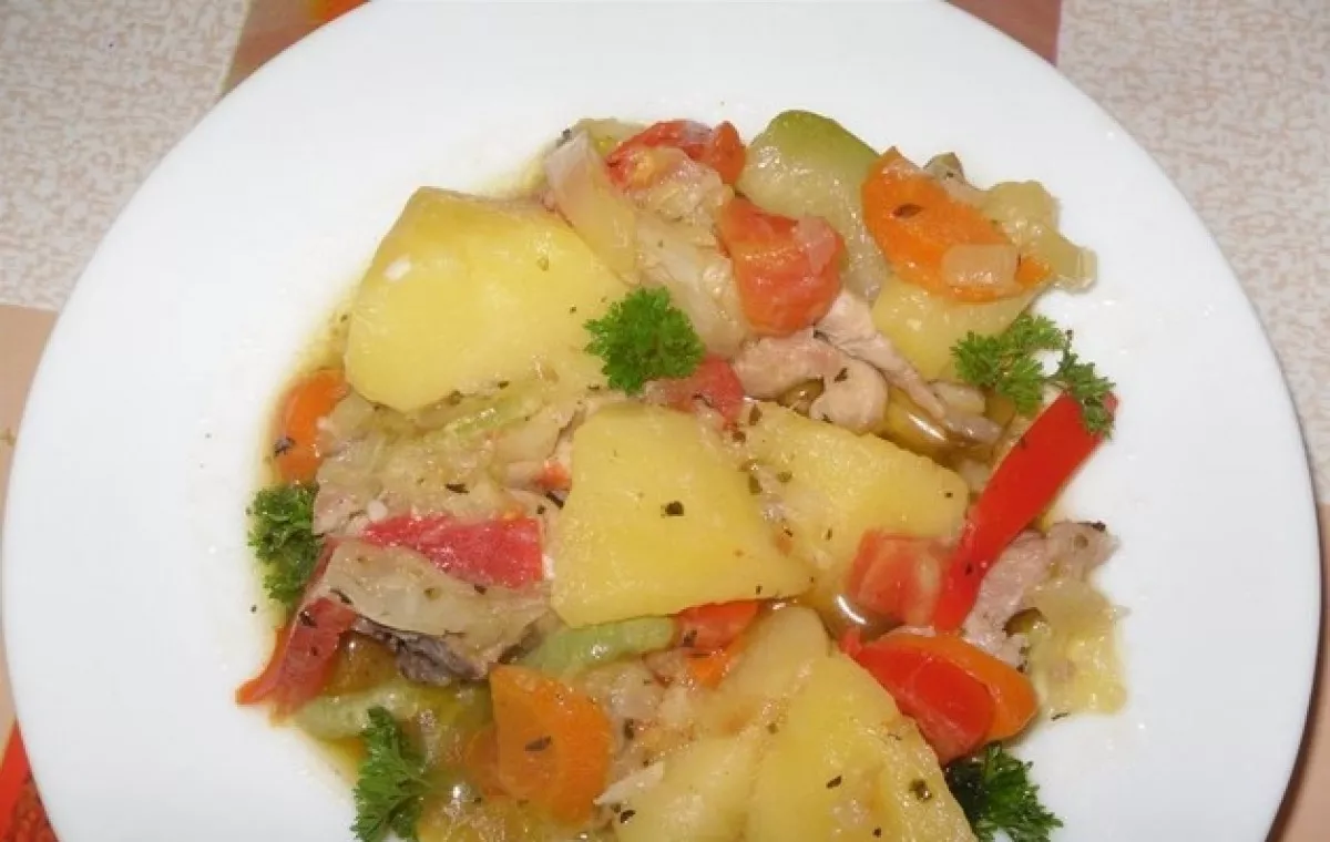 Vištiena su cukinijomis ir bulvėmis