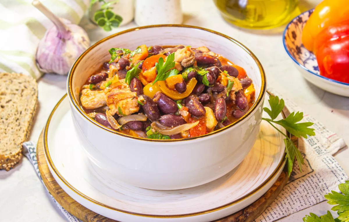 Vištiena su raudonosiomis pupelėmis