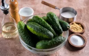 Paruoškite visus ingredientus. Kruopščiai nuplaukite agurkus.