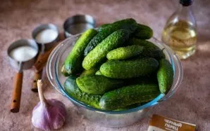Paruoškite ingredientus. Kruopščiai nuplaukite agurkus. Nulupkite česnaką.