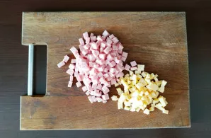 Kumpį ir sūrį supjaustykite smulkiais kubeliais.