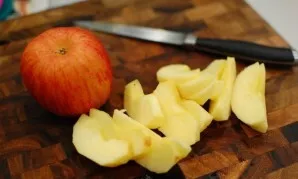Nulupkite obuolius, išimkite šerdis ir supjaustykite juos mažomis riekelėmis.