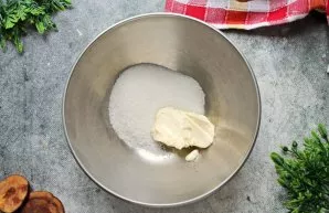 Perrinkite uogas, pašalinkite šakeles ir kotelius, patartina jų neplauti ir nedžiovinti prieš dedant į pyragą. Iš anksto išimkite sviestą...