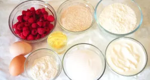 Paruoškite reikiamus produktus. Avietes šiam pyragui galite naudoti tiek šviežias, tiek šaldytas.