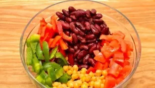 Išvirkite avinžirnius ir pupeles. Susmulkinkite paprikas, pomidorus ir svogūnus. Sumaišykite visus ingredientus inde.