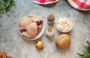 Paruoškite ingredientus. Vištieną nuplaukite, bulves nulupkite ir nuplaukite.