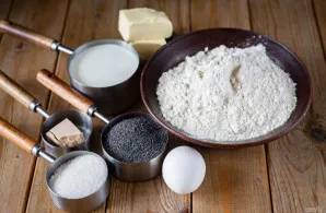 Visus ingredientus pasiruoškite iš anksto ant stalo. Pieną šiek tiek pašildykite nedideliame puode. Sviestą išimkite iš šaldytuvo iš anks...