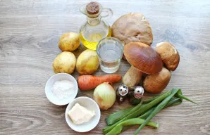 Paruoškite visus reikalingus ingredientus baravykų sriubai gaminti.
