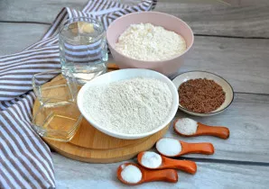 Paruoškite ingredientus duonos gamybai.